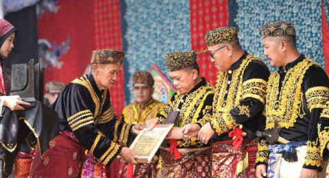 Lembaga Adat Enam Luhah Sungai Penuh Anugerahi Gelar Adat Kehormatan kepada Gubernur Jambi